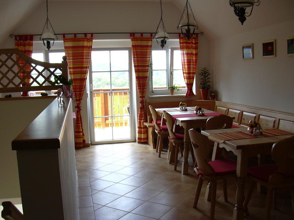 Weingut Gaestezimmer Gruber Ehrenhausen Habitación foto
